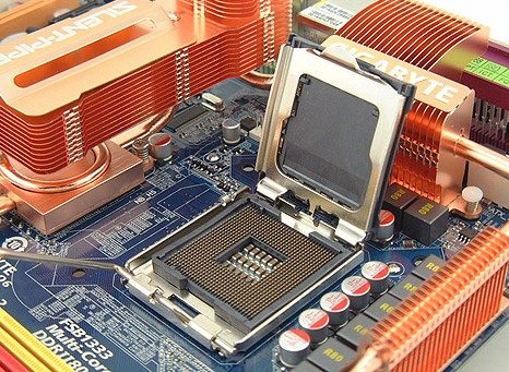 Intel supporterà il socket LGA775 fino al 2011 LGA775install socket - Intel supporterà il socket LGA775 fino al 2011