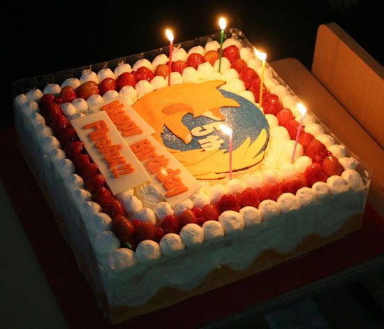 Mozilla Firefox 5 cake 01 - Mozilla Firefox compie cinque anni
