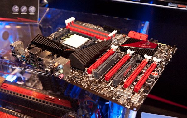 Asus ROG 890FX mobo 04 - ASUS presenta le motherboard Crosshair IV Formula e Crosshair IV Extreme