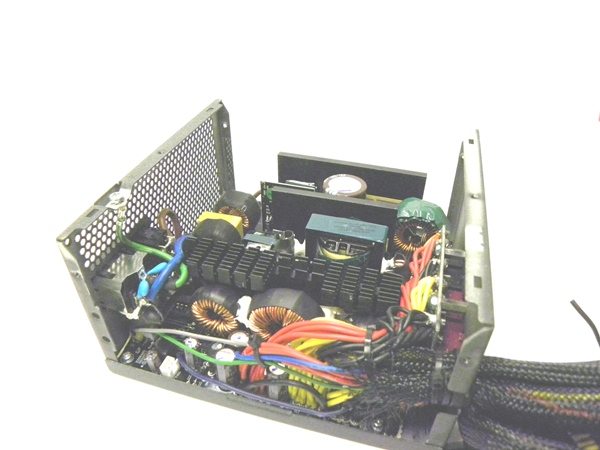 adatahm11 - Recensione - Alimentatore A-DATA HM 650W